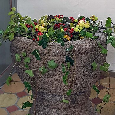 Døbefont med blomsterpynt