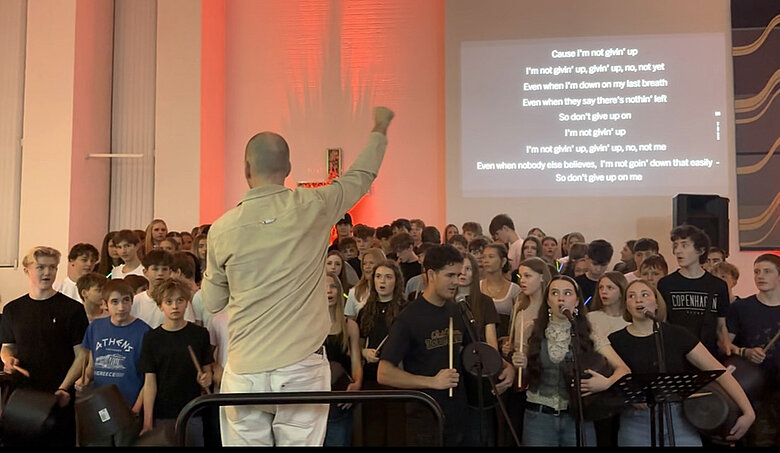 Peter Bernhard dirigerer konfirmandkoret