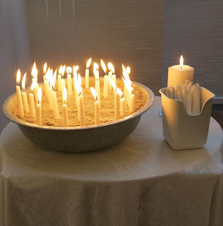 Lys tændt til allehelgensgudstjeneste i Solrød Strandkirke