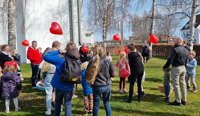 Børn og voksne sender balloner til vejrs