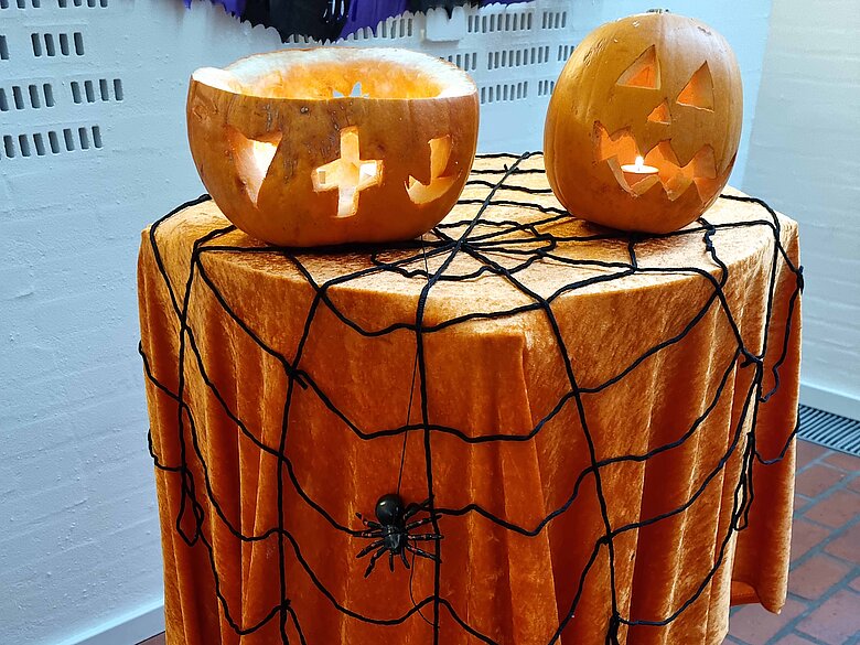 Døbefont med udskårne græskar