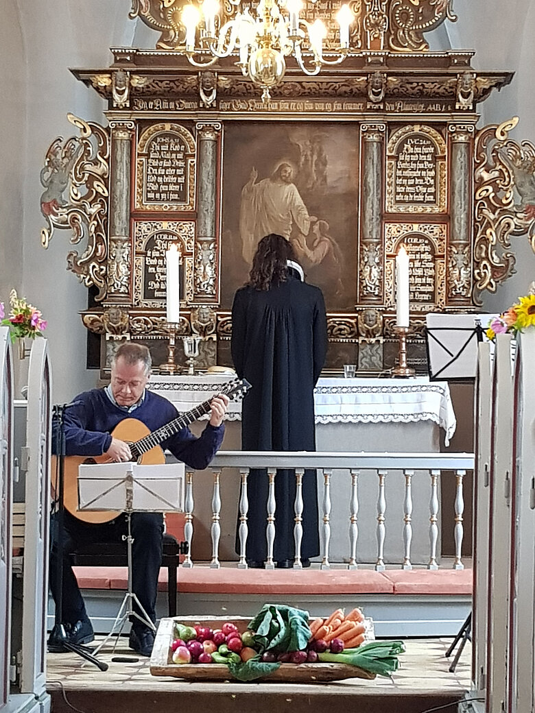 Præst ved alteret i Solrød Kirke