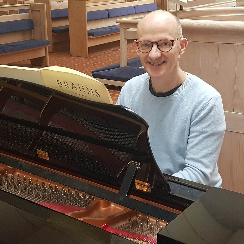 Lars Ruuth spiller Brahms på flygel