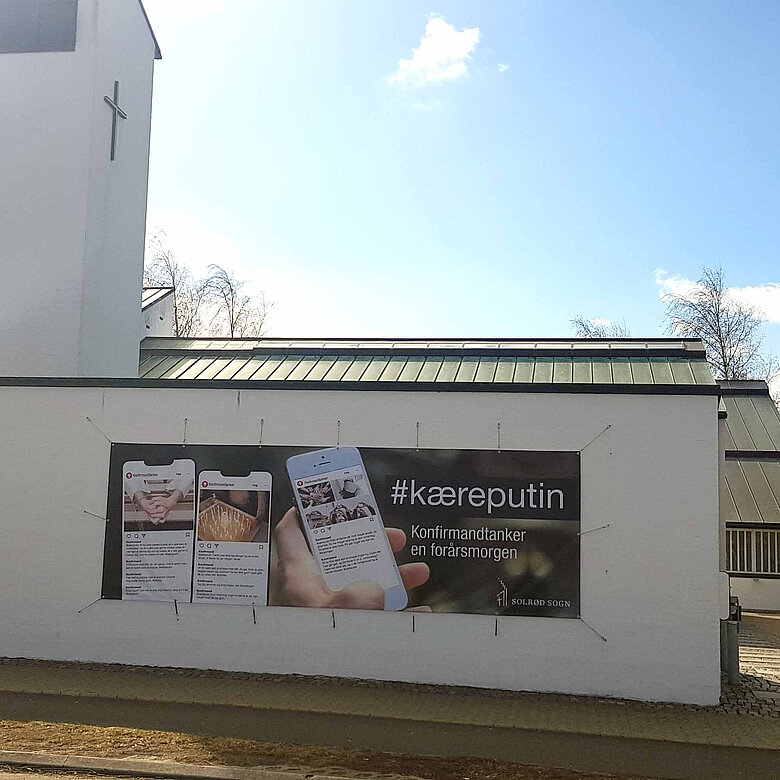 Putinbanner på Solrød Strandkirkes væg