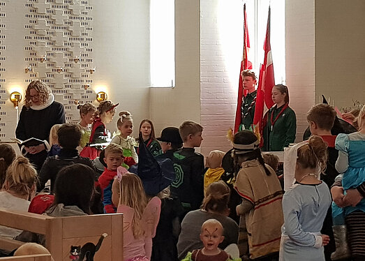 Spejdere med flag til fastelavnsgudstjeneste