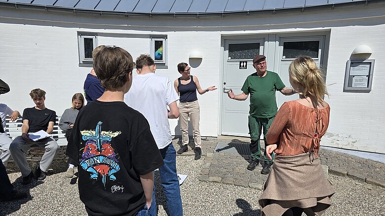 Graver Thyge Brandt fortæller om løbet på kirkegården