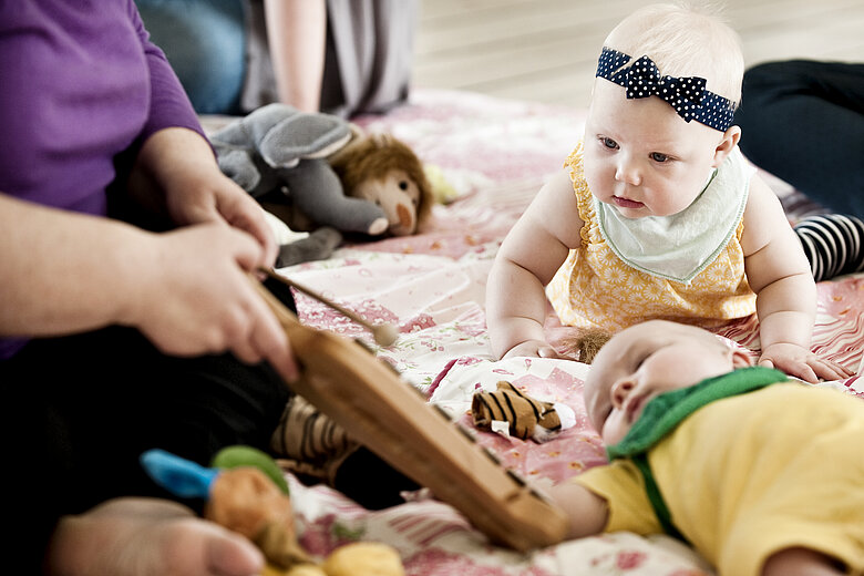 Små børn til babysalmesang