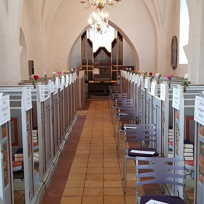 Bænkerækker i Solrød Kirke