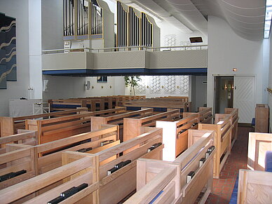Orgel og bænke