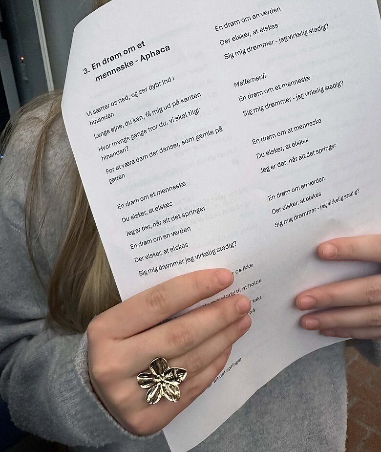 Pige holder Apachasang i hænderne