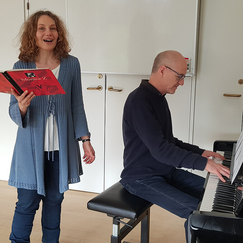 Anne Luise synger og Ove spiller