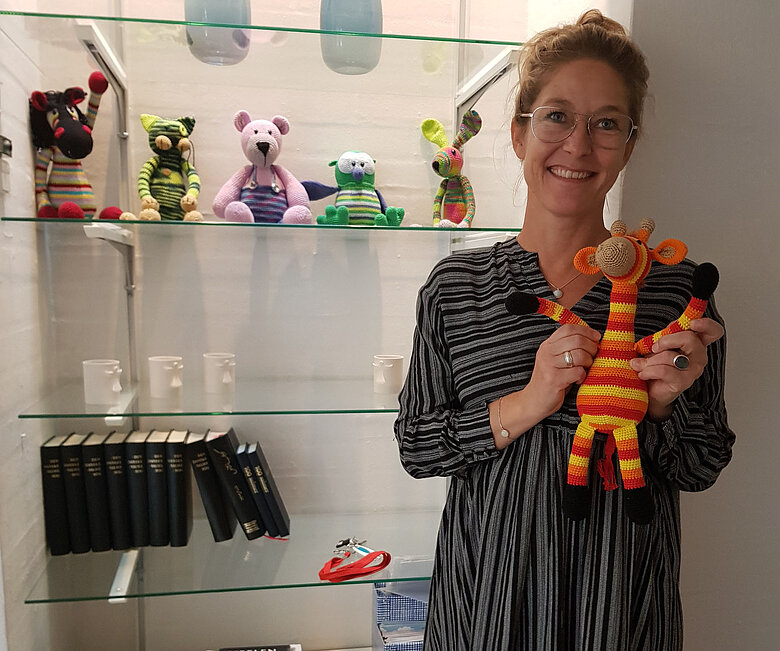 Mette-Malene Fuglsang med bamser i våbenhuset