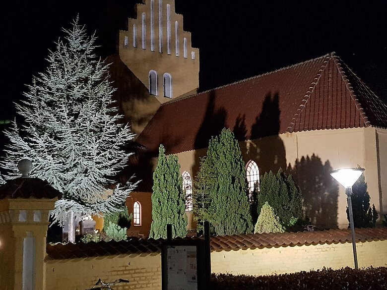 Solrød Kirke i aftenlys