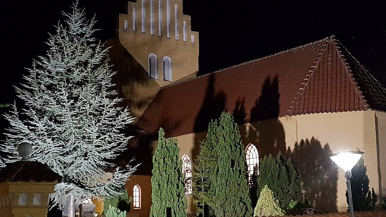Solrød Kirke om aftenen