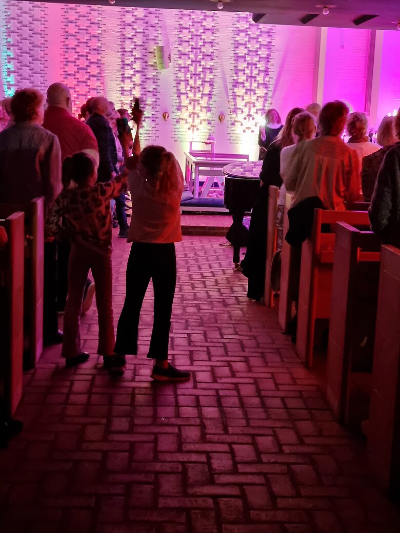 Pige danser med mobil i hånden