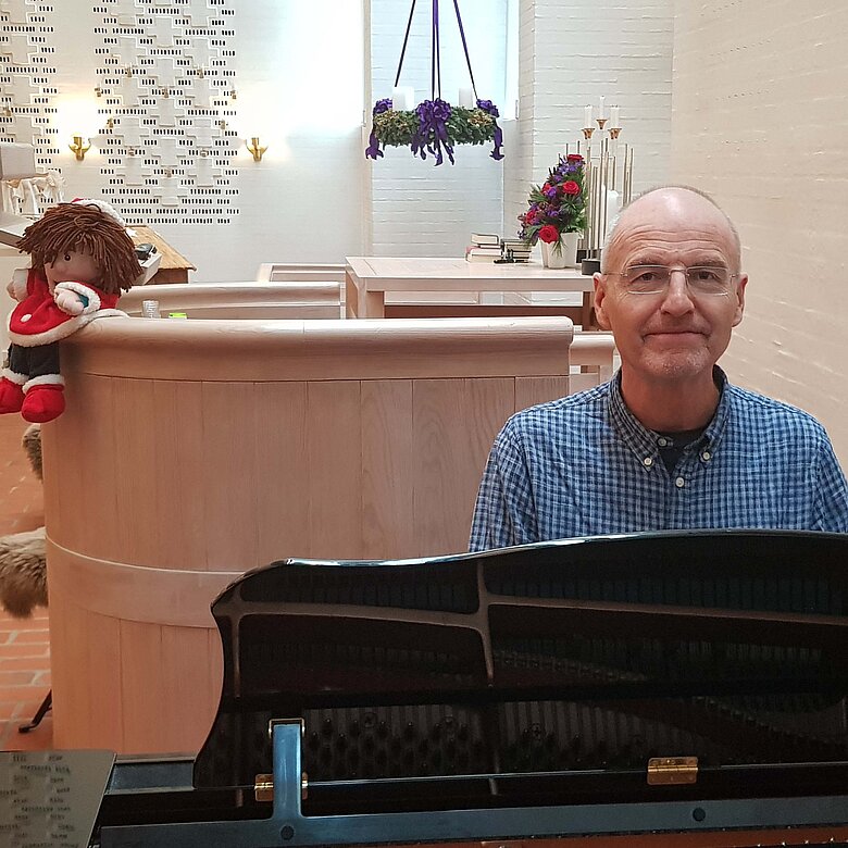 Organist Ove Mathiesen spiller på flyglet