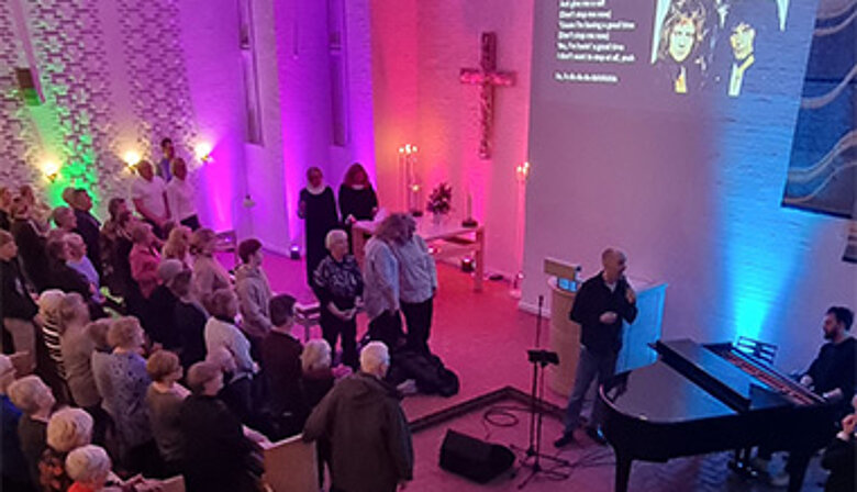 Queen sing along-gudstjeneste i Solrød Strandkirke