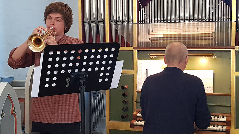 Carlo spiller trompet i Solrød Kirke