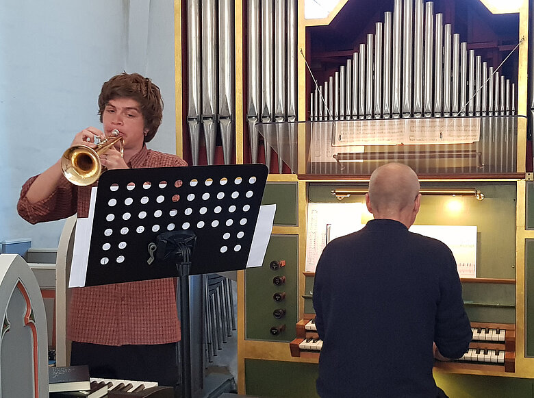 Carlo spiller trompet og Ove på orgel i Solrød Kirke