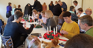Familier laver adventskranse